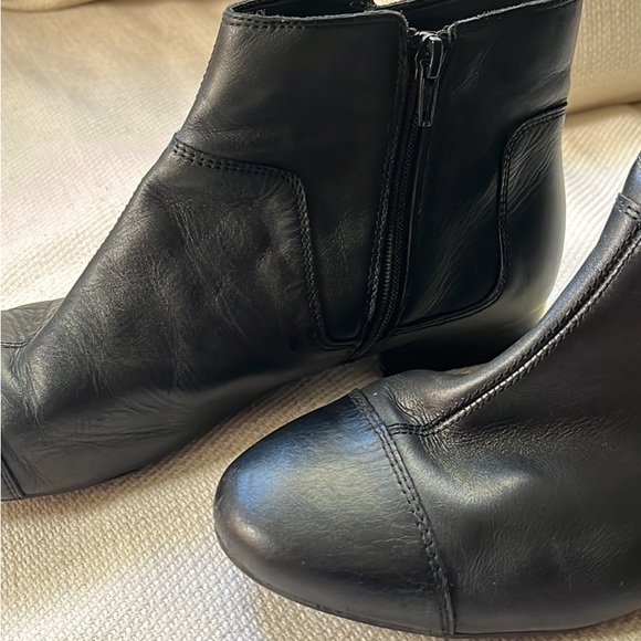 CLARKS Aircushion Boots - Womens Size 9.5 - Picture 5 of 5